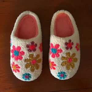 Natural Life Sherpa Floral Slippers. Size M (shoe size 7-8)